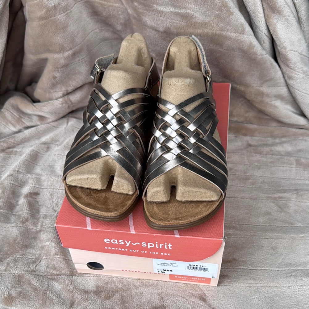 New In Box! Easy Spirit Gold Woven Strap Sandals - Size 7